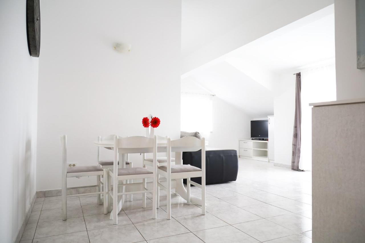 The Florens Residence Near The Beach With The Pool, Bbq And Kids Playground, Zadar Diklo Exterior photo